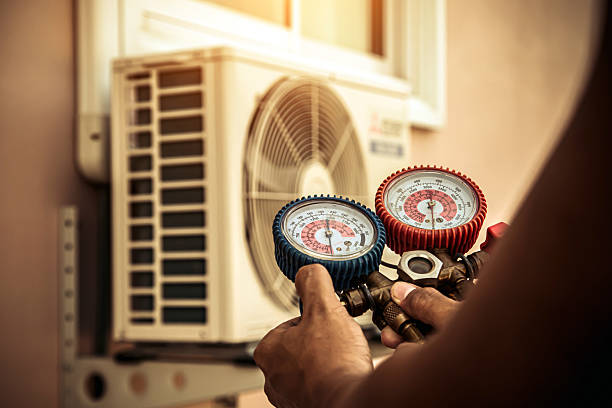 Professional Hvac technician working in Clarksville, FL
